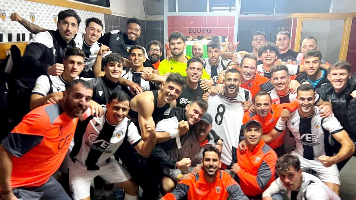 La plantilla del Castellonense celebra un nuevo triunfo.