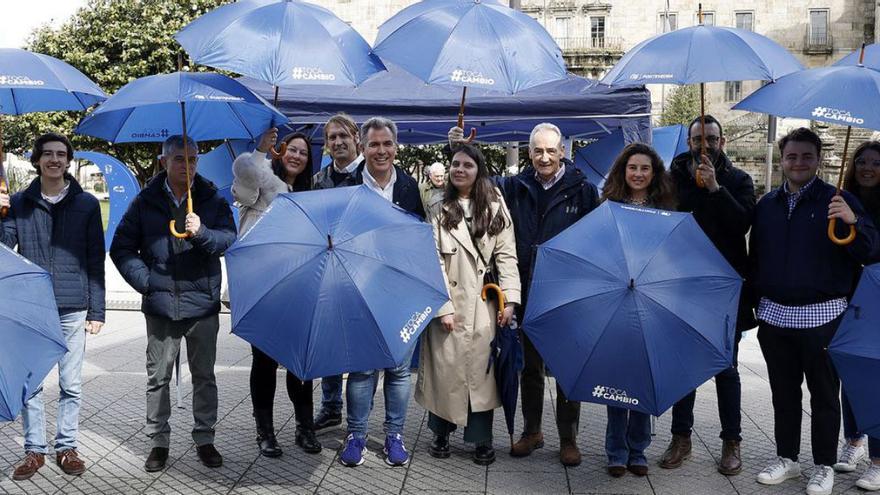 El PP informa sobre su proyecto para Pontevedra y regala 500 paraguas