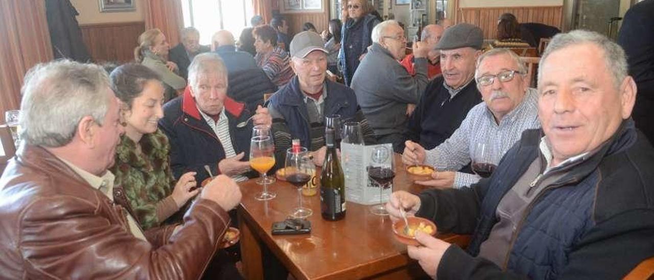 Los bares fueron el lugar donde todos se citaron con su correspondiente tapa de callos. // Noé Parga