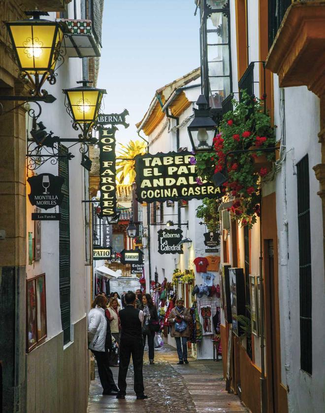 Calle típica de Córdoba con sus bares y tabernas.