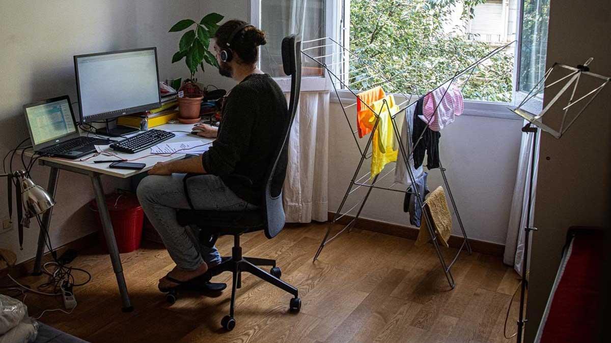 Entra en vigor la ley que regula el teletrabajo. En la foto, un empleado de una consultora farmacéutica trabaja desde su casa.