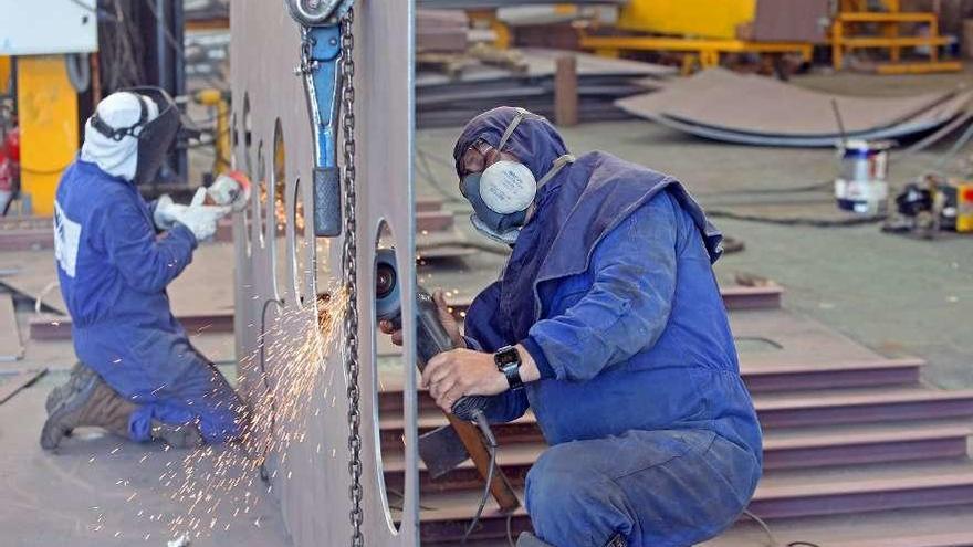 Dos trabajadores de un astillero gallego.