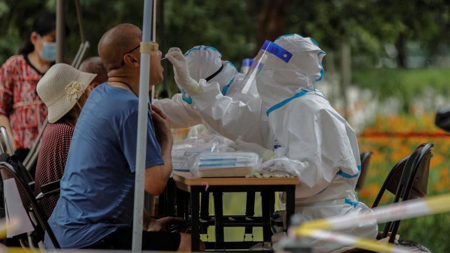 Personal sanitario hace pruebas a los residentes en Pekín.