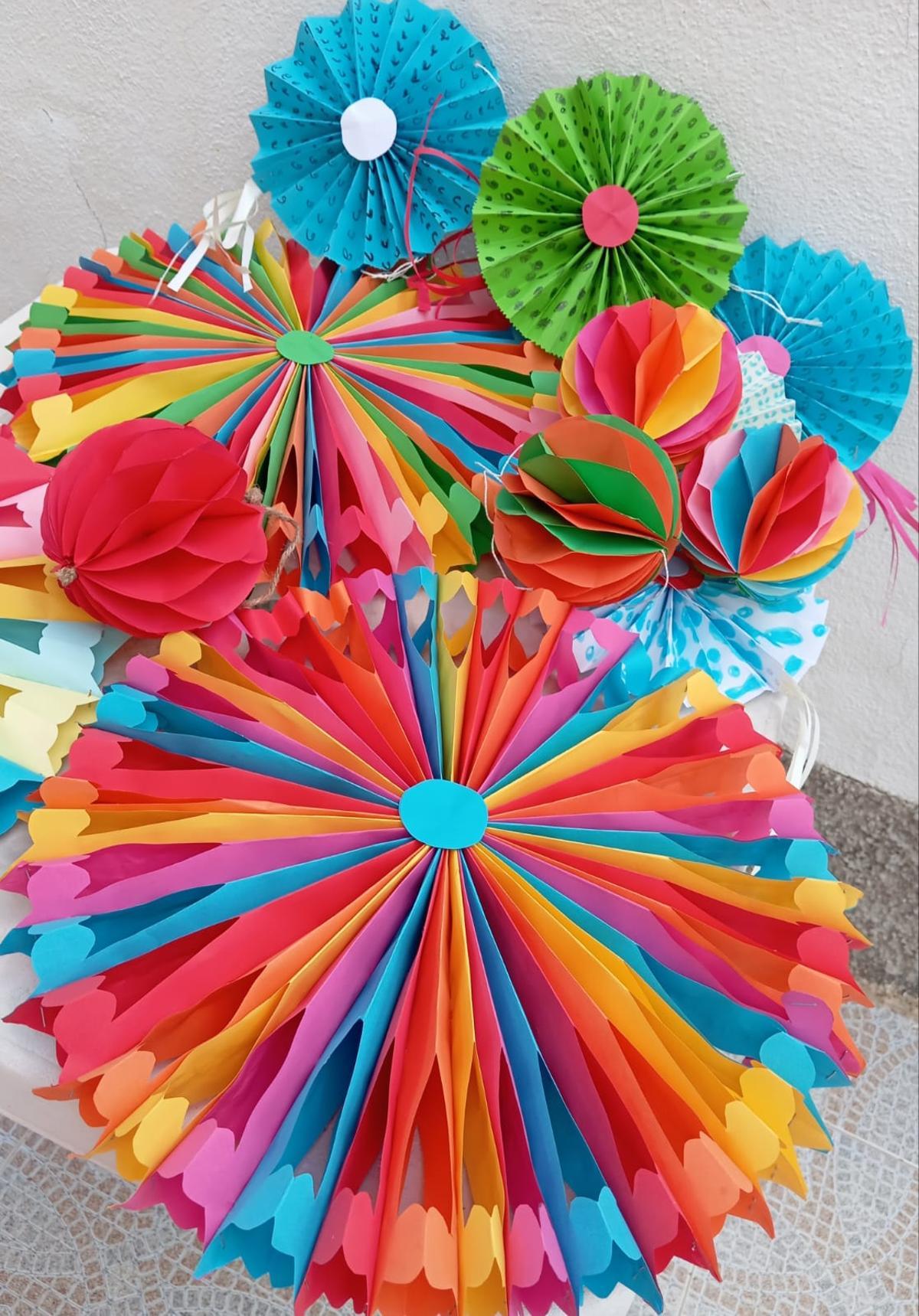 Farolillos de papel realizado por las vecinas