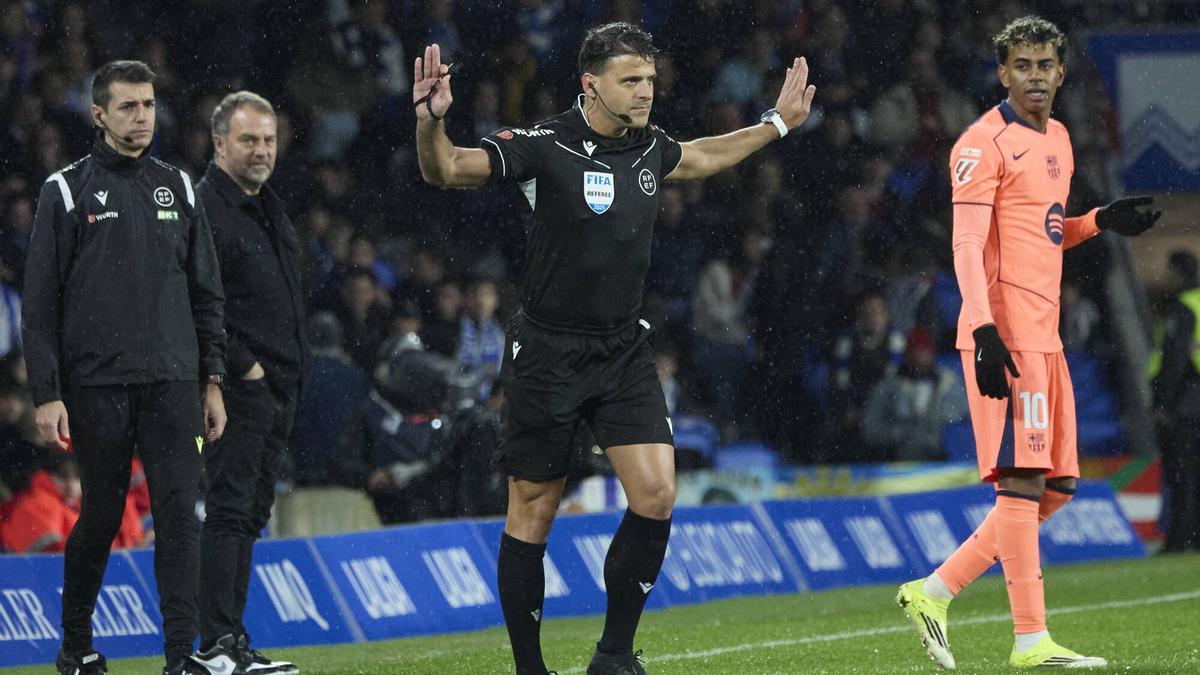 Flick, tras perder ante la Real: "Nunca podemos hablar con los árbitros"