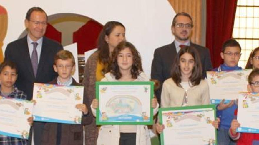 Los alumnos ganadores recogieron ayer sus premios en el ayuntamiento de Murcia.