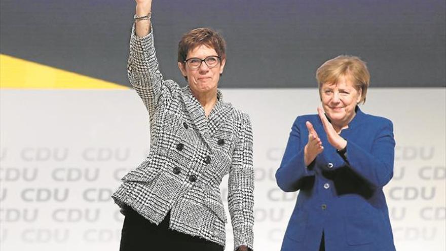 La CDU elige como nueva líder a la candidata favorita de Angela Merkel