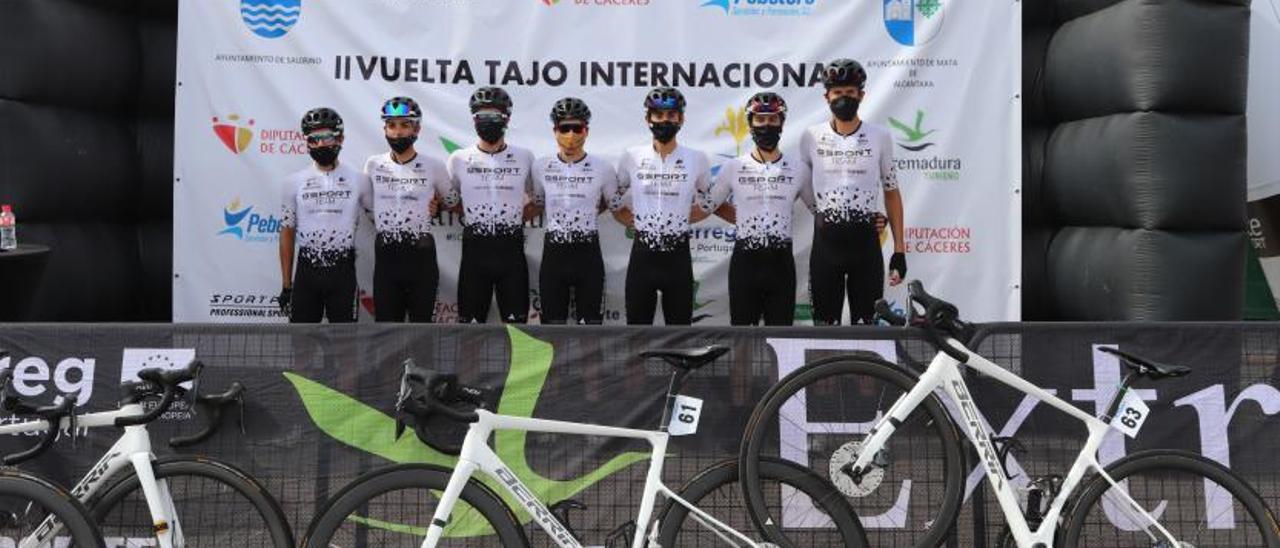 El equipo moañés en la II Vuelta Taho Internacional, en Extremadura.