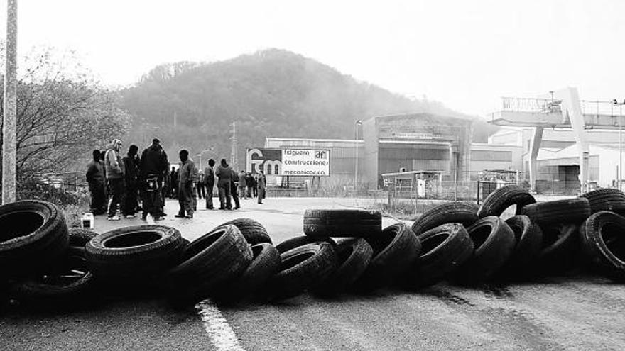 Trabajadores del «tallerón», cortando la carretera de acceso a la factoría ayer por la mañana.