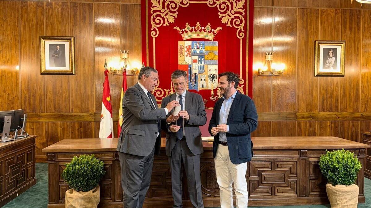 El presidente de la Diputación de Zamora, Javier Faúndez, recibe al presidente de las Cortes de Castilla y León, Francisco Vázquez.