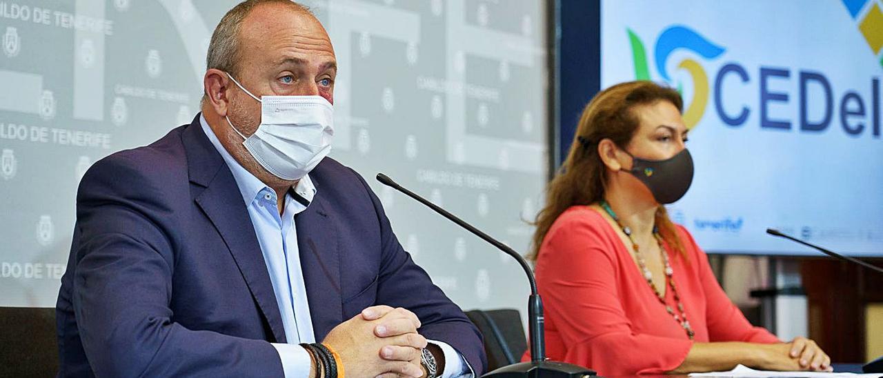 Enrique Arriaga, vicepresidente del Cabildo, y Raquel Pérez, consejera delegada de Parque Científico y Tecnológico.