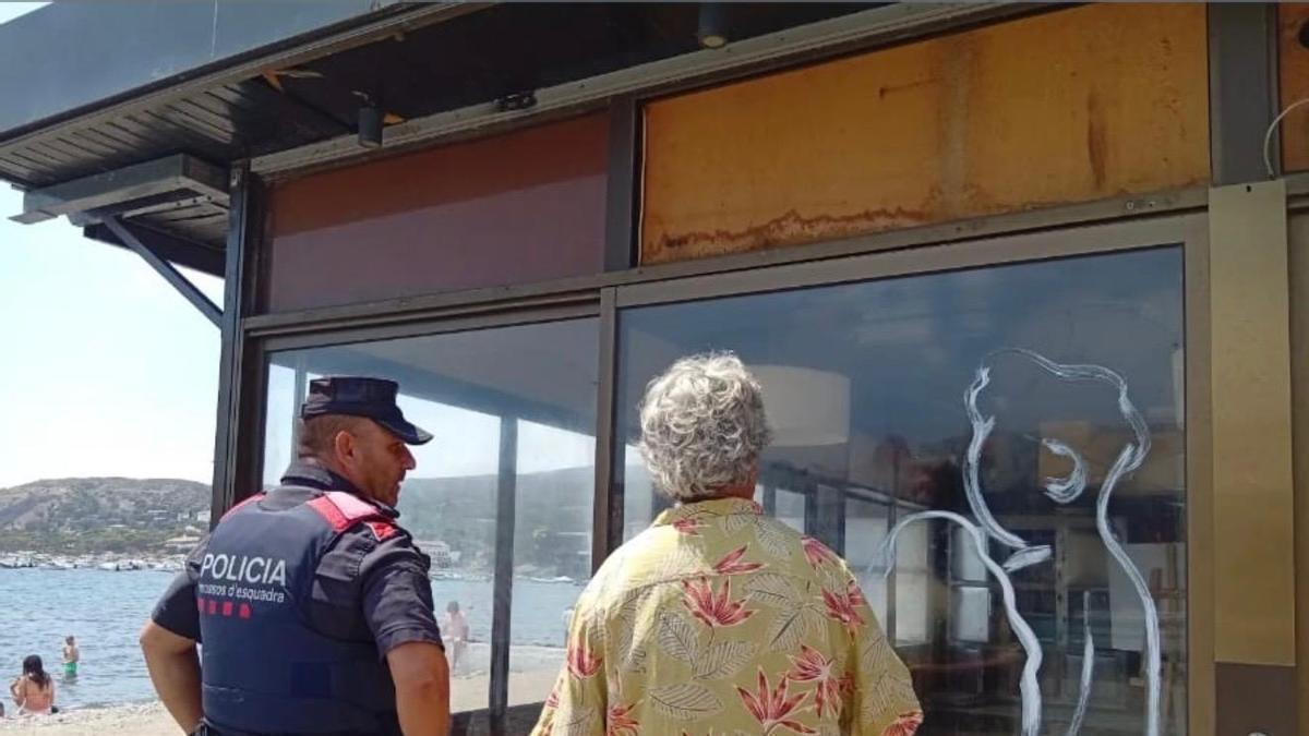 Un moment de l'acció artística duta a terme el juliol del 2025 a l'estructura del Bar Boia.