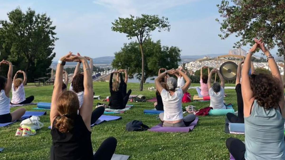 Un momento de la iniciativa de yoga en Antequera para ayudar a las pacientes oncológicas del Hospital de Antequera.