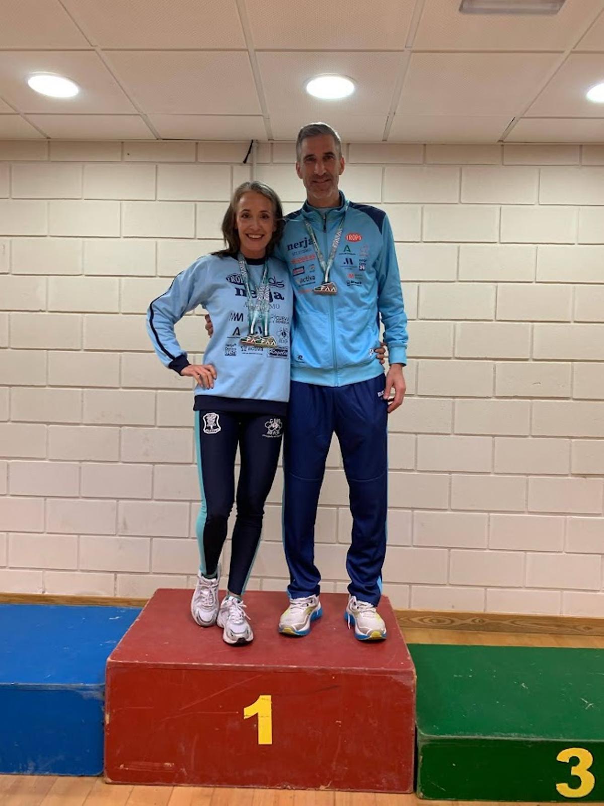 Ana Cerezo y Álvaro Fernández en uno de los podios.