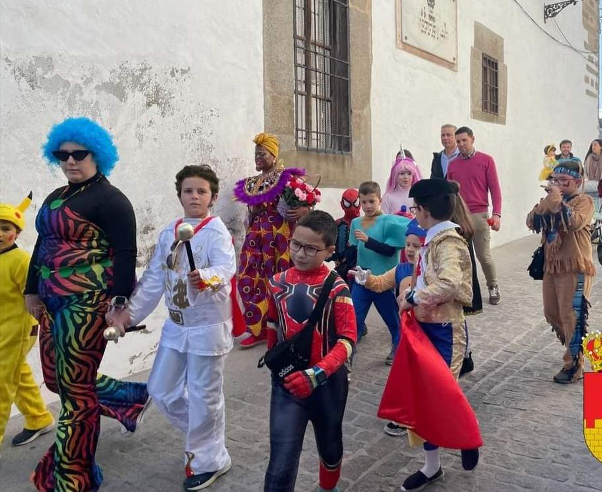 Niños y mayores en el carnaval de Pedroche.
