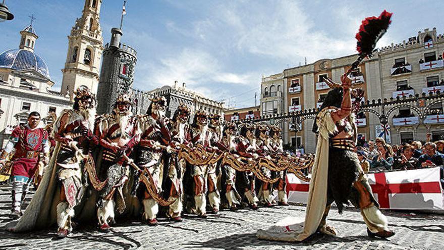 Una escuadra especial a su paso por la plaza de España en la espectacular Entrada Cristiana que se vivió el año pasado.