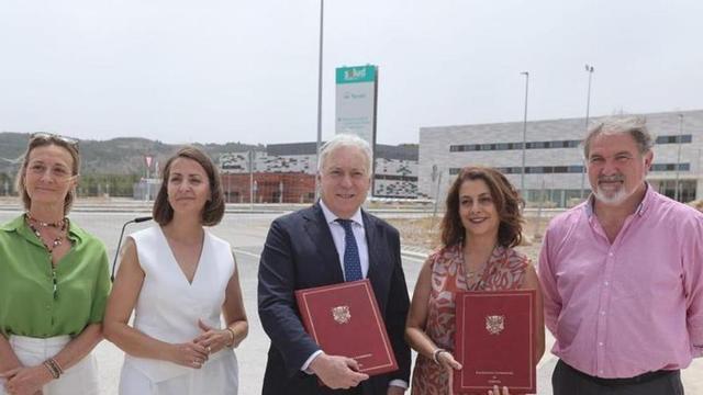 Las autoridades durante la entrega de la primera fase por parte del Gobierno de Aragón al Ayuntamiento de Teruel