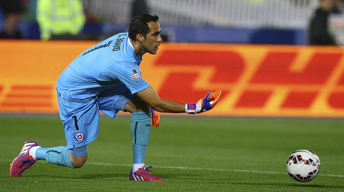 Claudio Bravo, durant el partit Xile-Equador de la Copa Amèrica.