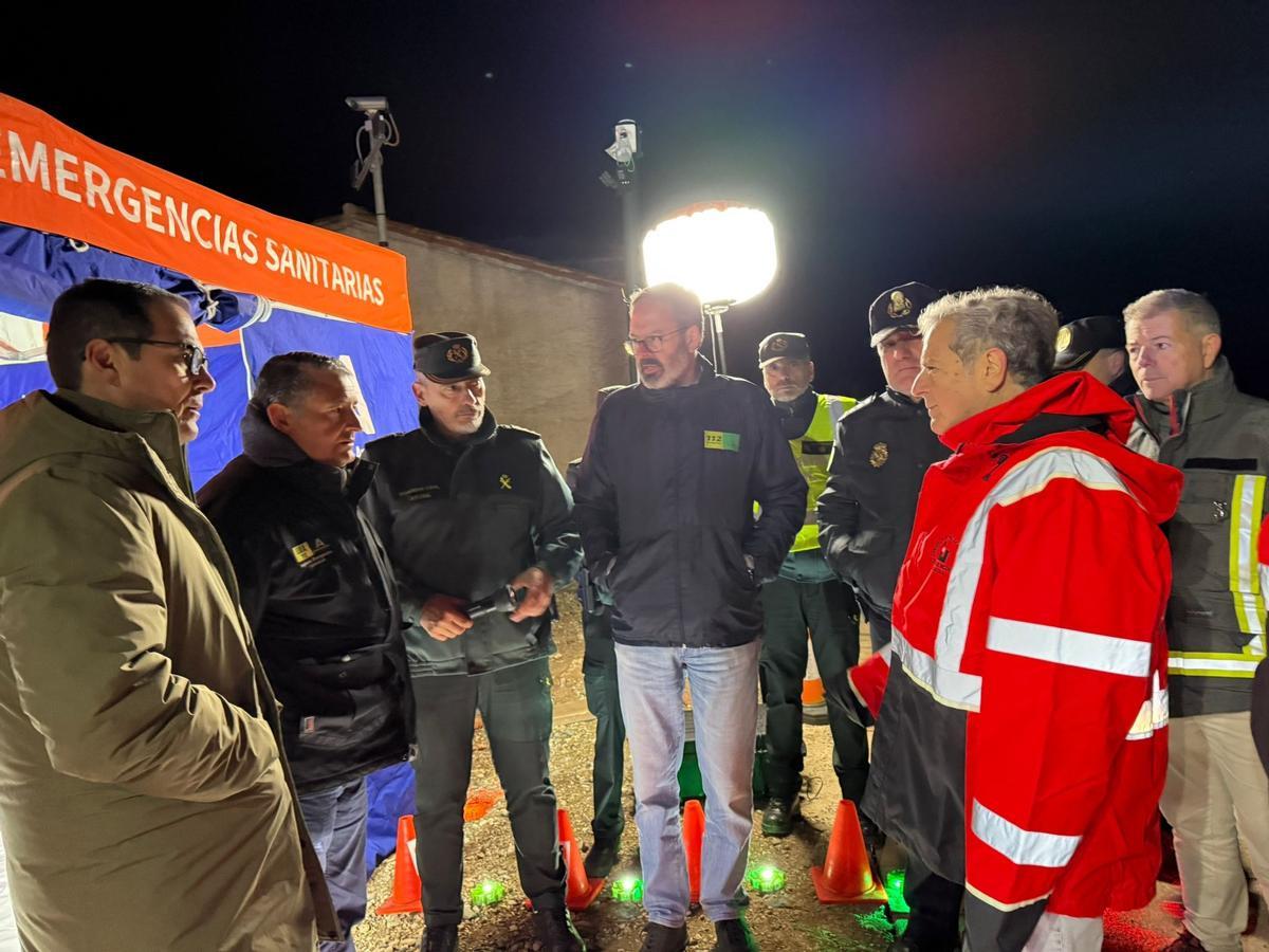 Salvador Fuentes, con José Antonio Nieto y Adolfo Molina, de madrugada en el puesto de mando del accidente ferroviario en Adamuz.