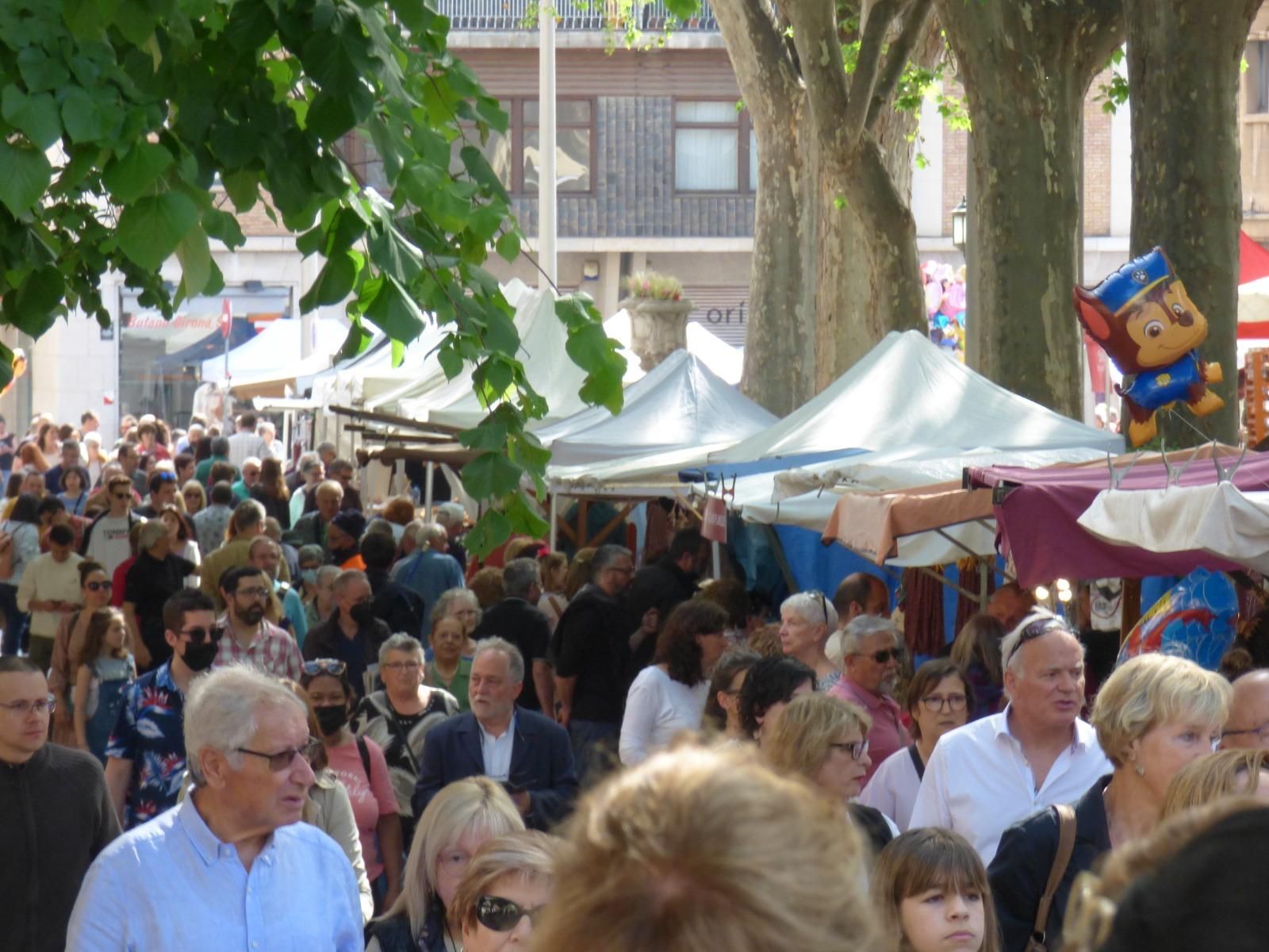 Figueres bull de gent amb les fires de carrer del Menestral