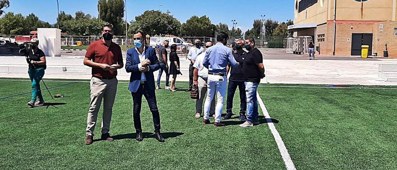 El diputado y el alcalde en el polideportivo de Granja. | INFORMACIÓN