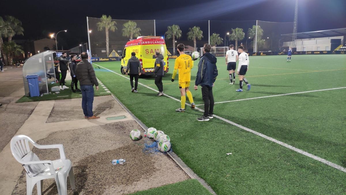 Una imagen de la ambulancia ya en el estadio cuando ha llegado a recoger al jugador.