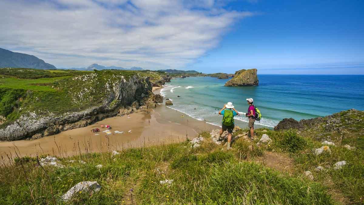 Dos peregrinos en el tramo asturiano del Camino de Santiago.