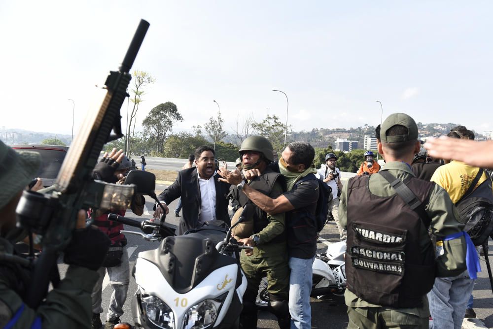 El alzamiento militar en Venezuela.