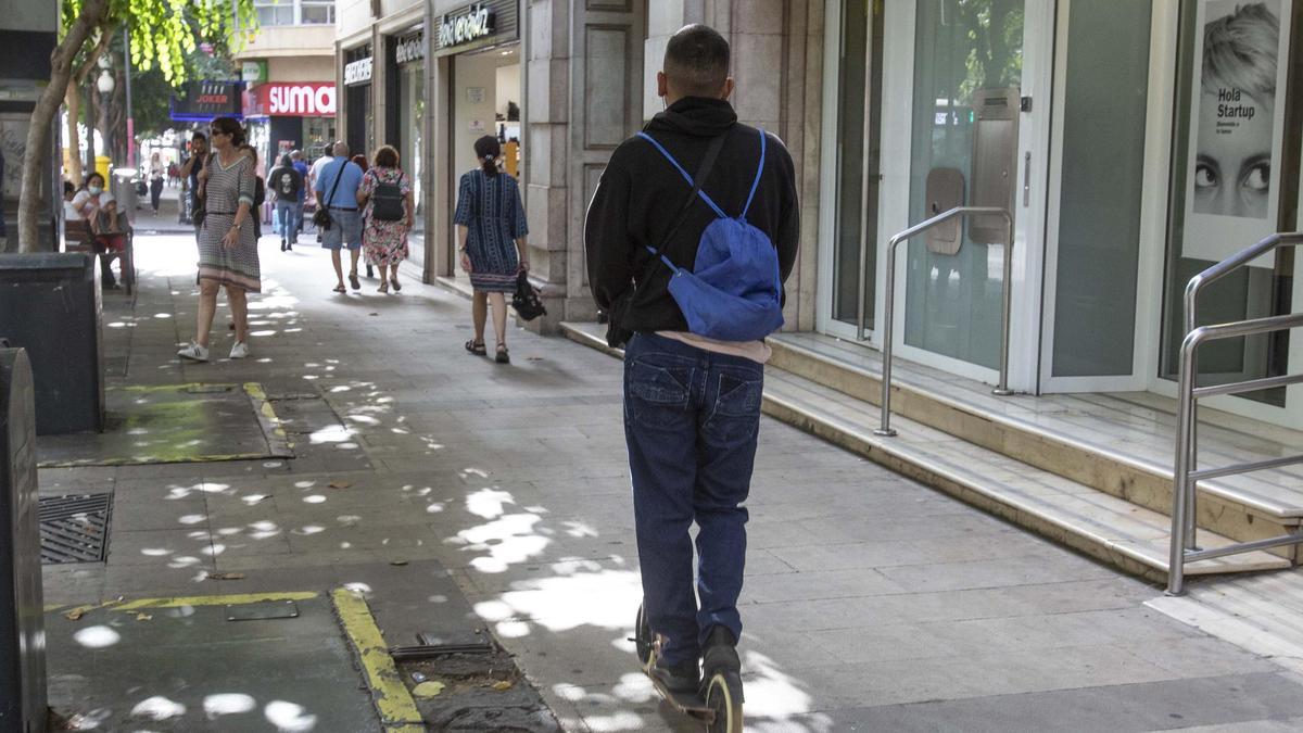 Un joven se mueve con un patinete eléctrico por Alicante, en una imagen de archivo