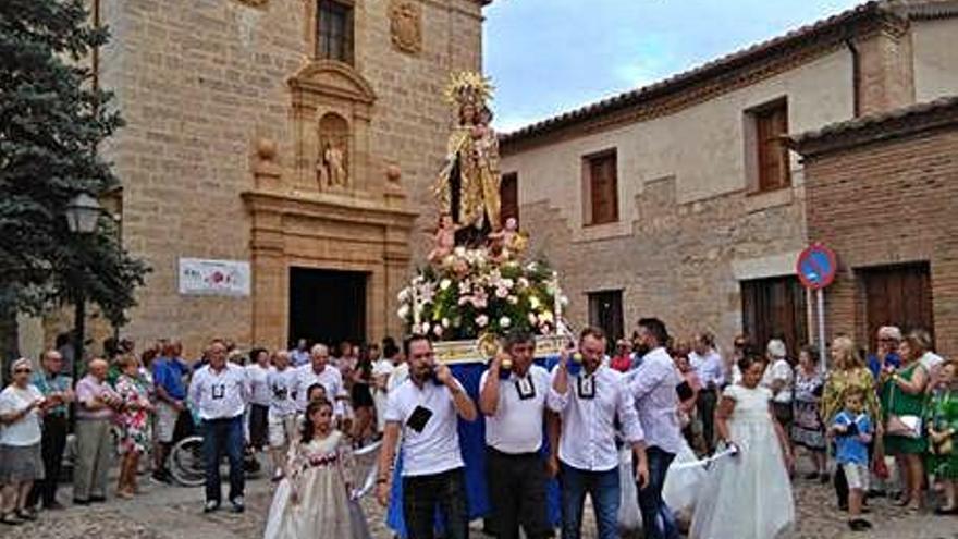 Los toresanos renuevan su devoción a la Virgen del Carmen durante la procesión por las calles de la ciudad