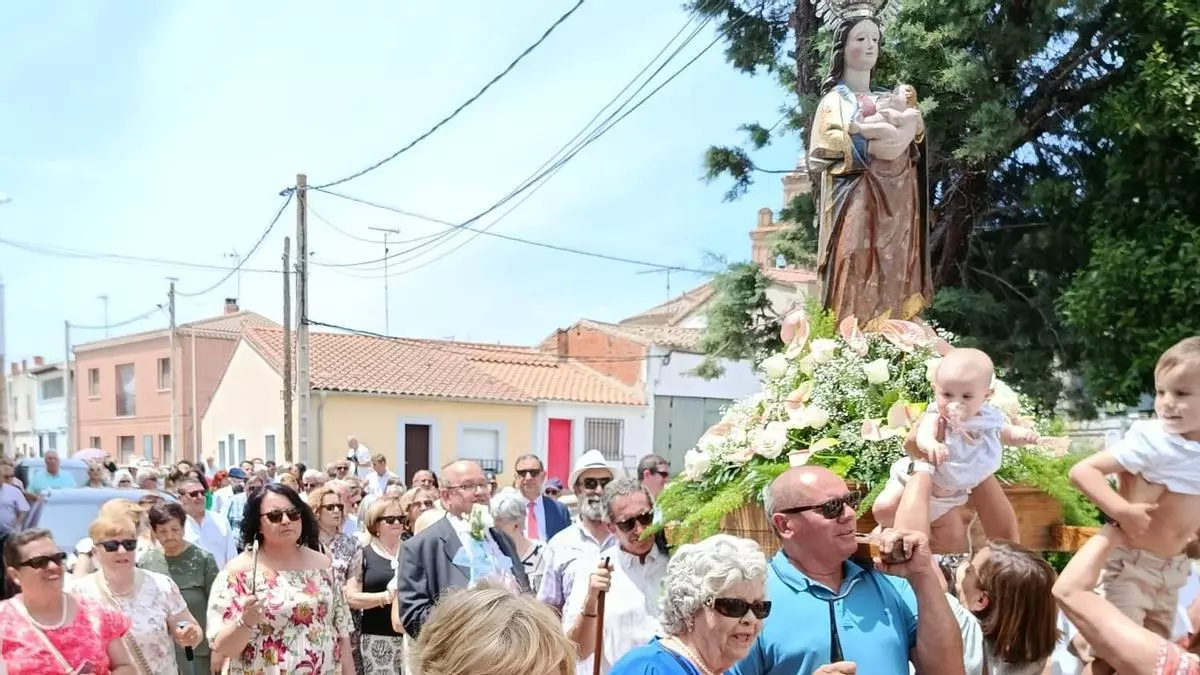 Olmo de la Guareña, uno de los pueblos más pequeños de Zamora, resplandece con la Virgen de la Paz