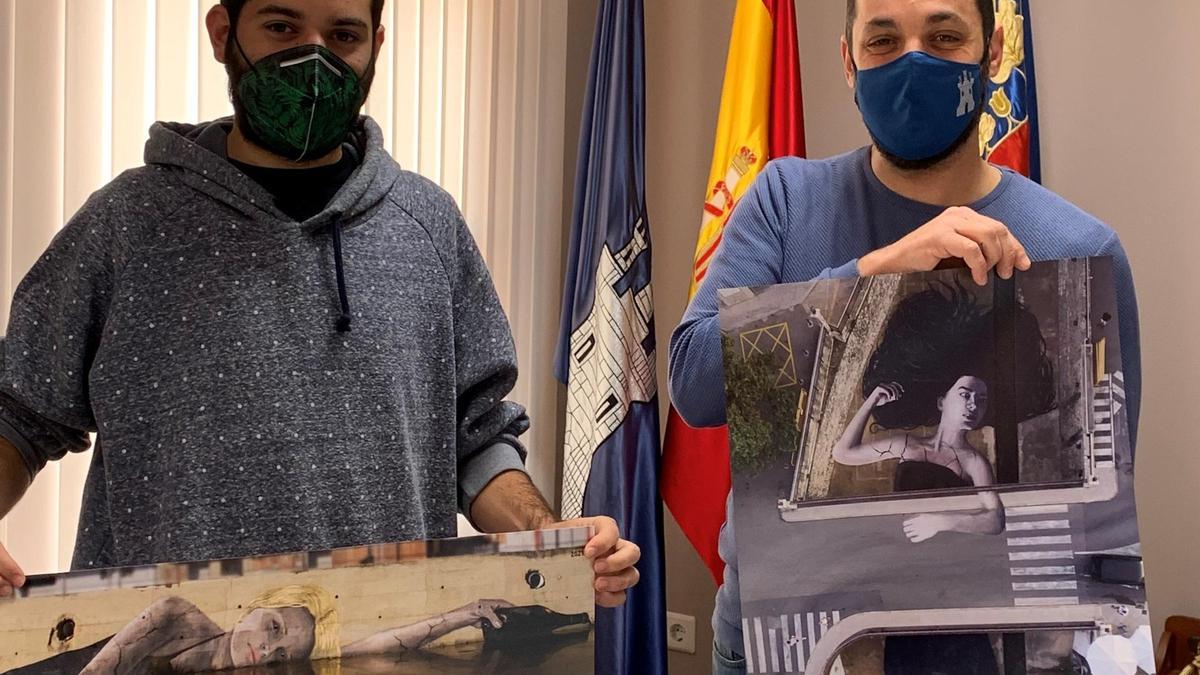 Tardor Roselló y el alcalde de Ondara sostienen las láminas que reproducen los dos grandes murales urbanos