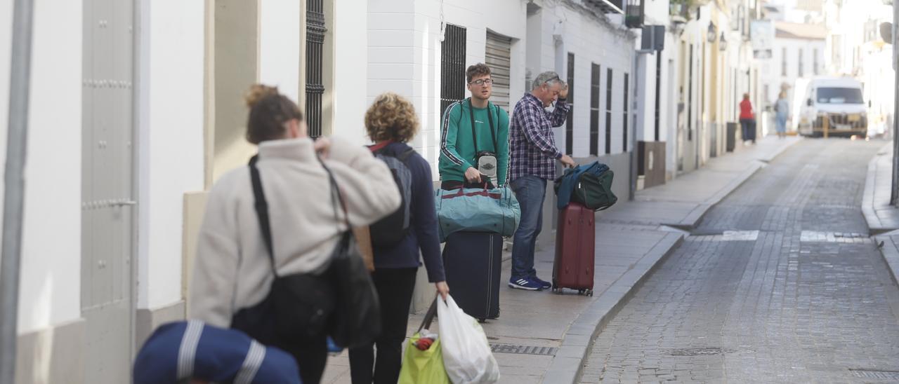 Un grupo de turistas pertrechado con sus maletas por una calle de Córdoba.
