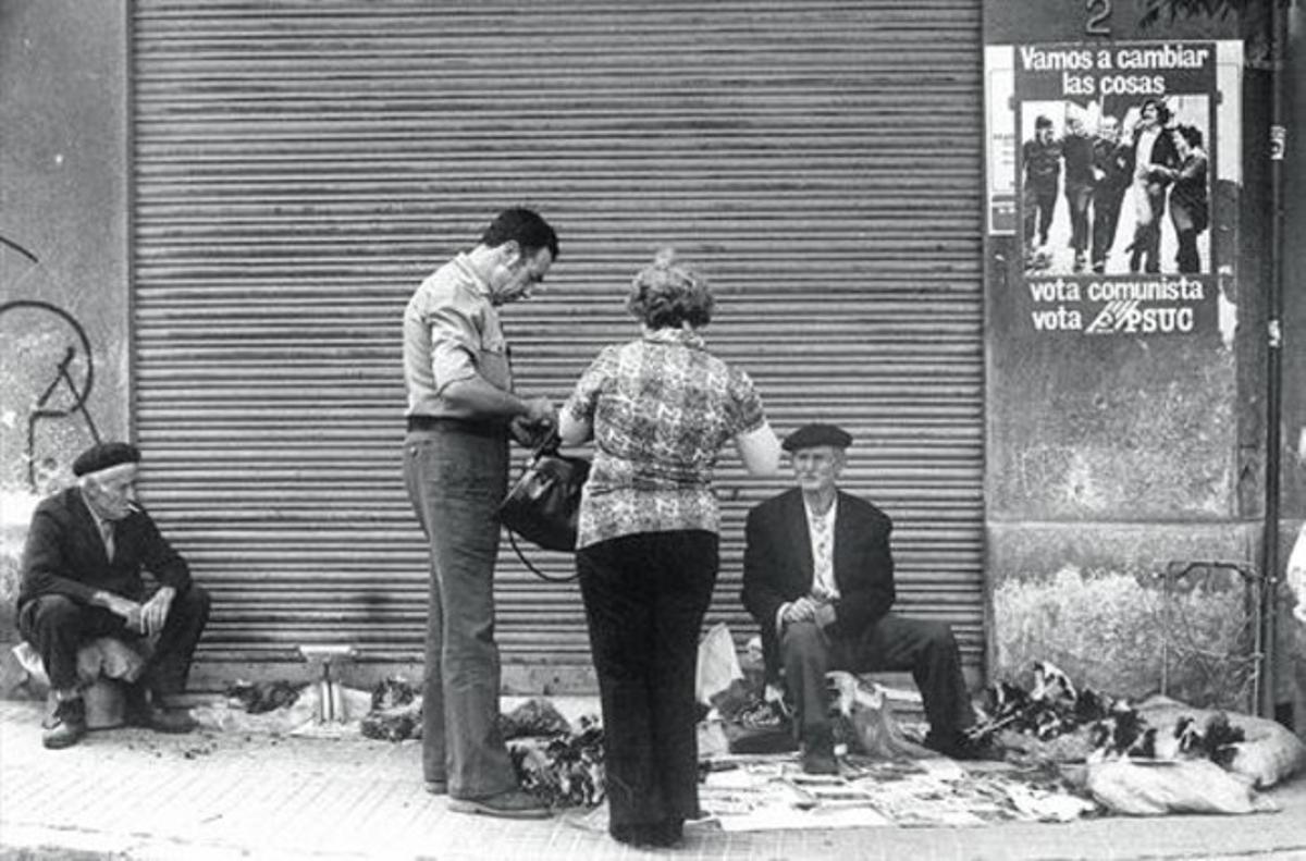  1977. Un home ven revistes i altres objectes de segona mà en una vorera de Barcelona en vigílies de les eleccions.