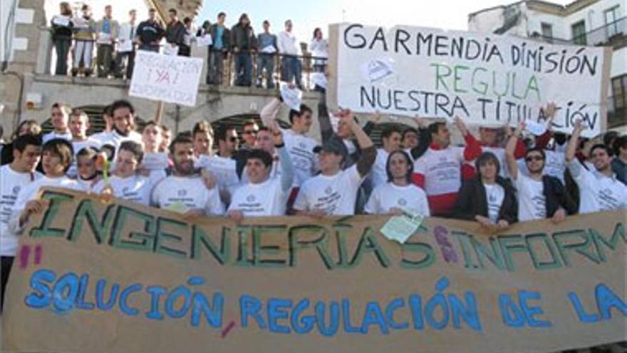 Alumnos, profesores e ingenieros informáticos piden en Mérida que se les dote de atribuciones profesionales