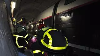Más de 220 efectivos de emergencias participan en un simulacro de descarrilamiento de un tren en el túnel del Pertús