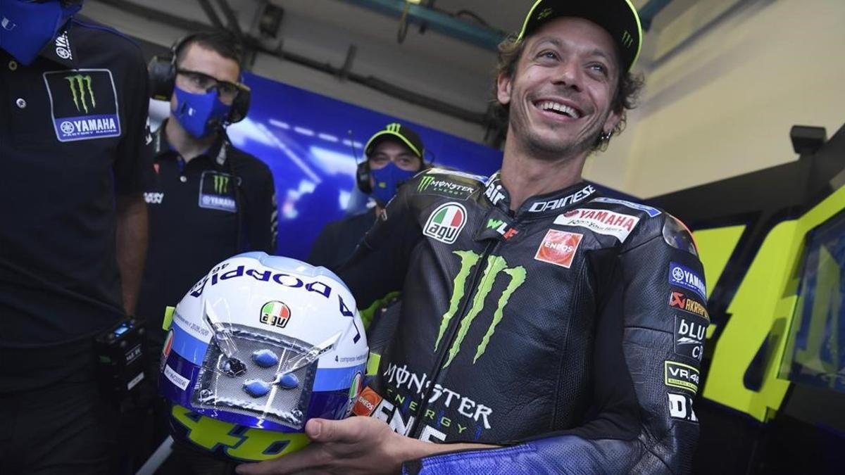 Valentino Rossi muestra el casco que ha estrenado hoy, en Misano, con una Viagra dibujada.