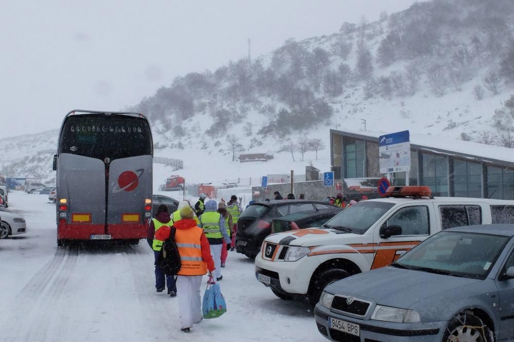 Primer día de esquí en la estación de Fuentes de Invierno