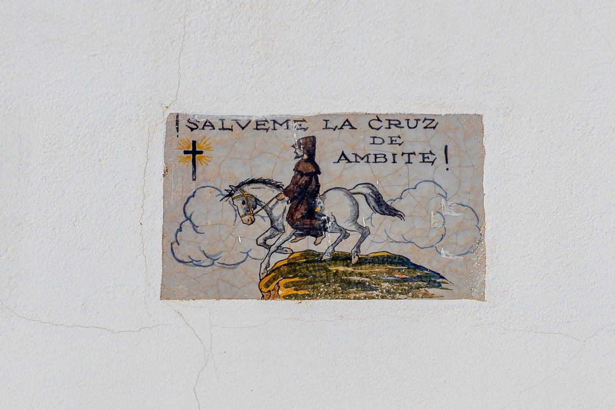 El azulejo que representa al Caballero de Ambite, la leyenda que a día de hoy da nombre a las fiestas patronales del municipio.