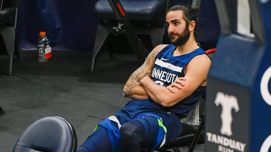 Ricky Rubio, decepcionado en el partido ante los Mavericks.