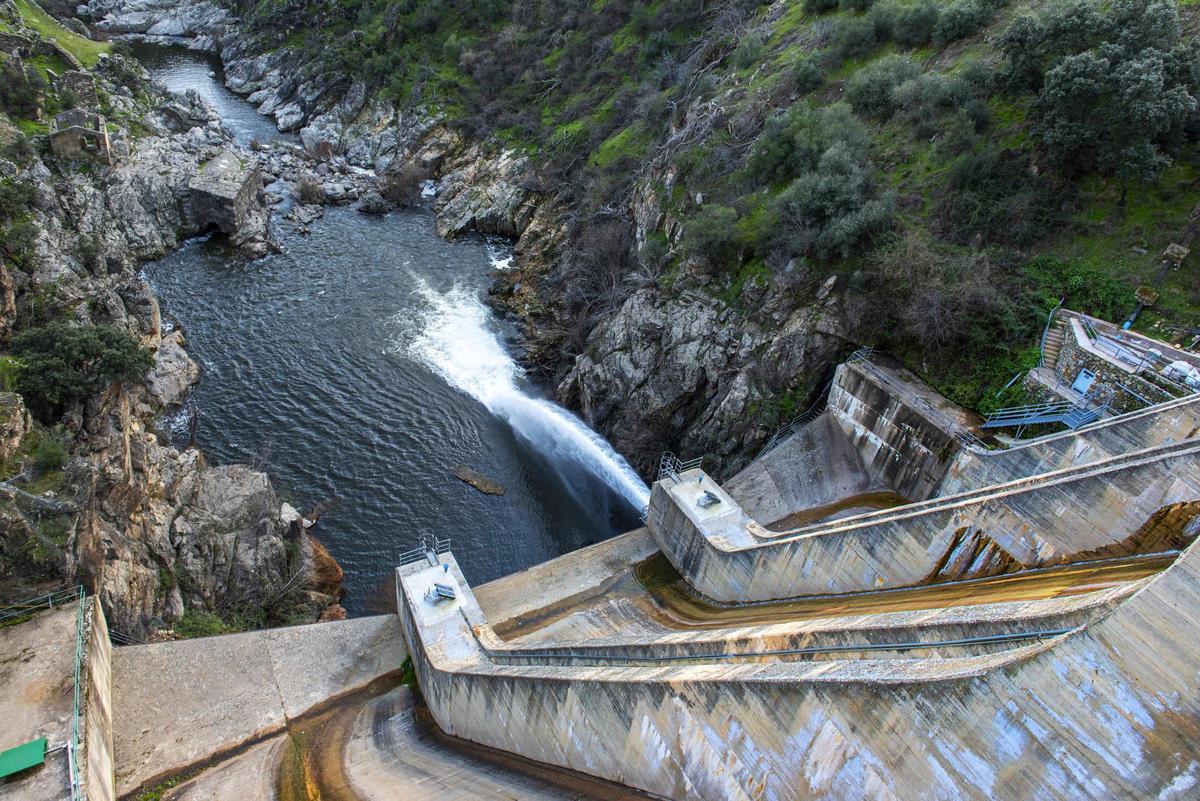 Embalse y presa de Picadas en Aldea del Fresno.