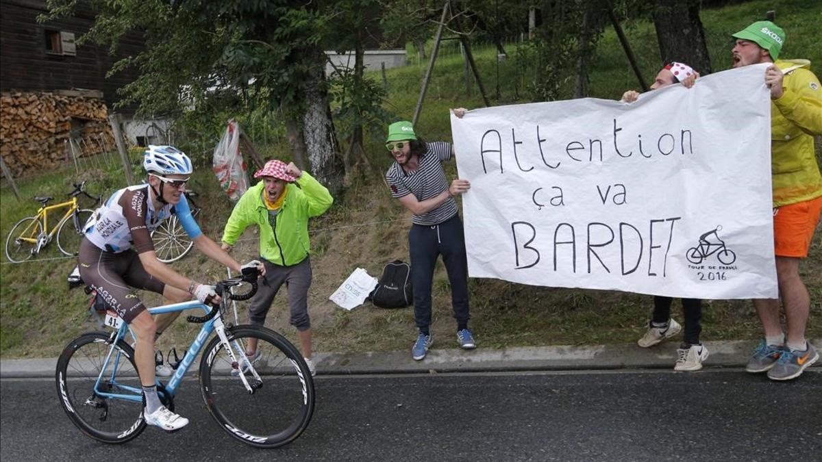 Romain Bardet, en plena fuga, animado por aficionados franceses