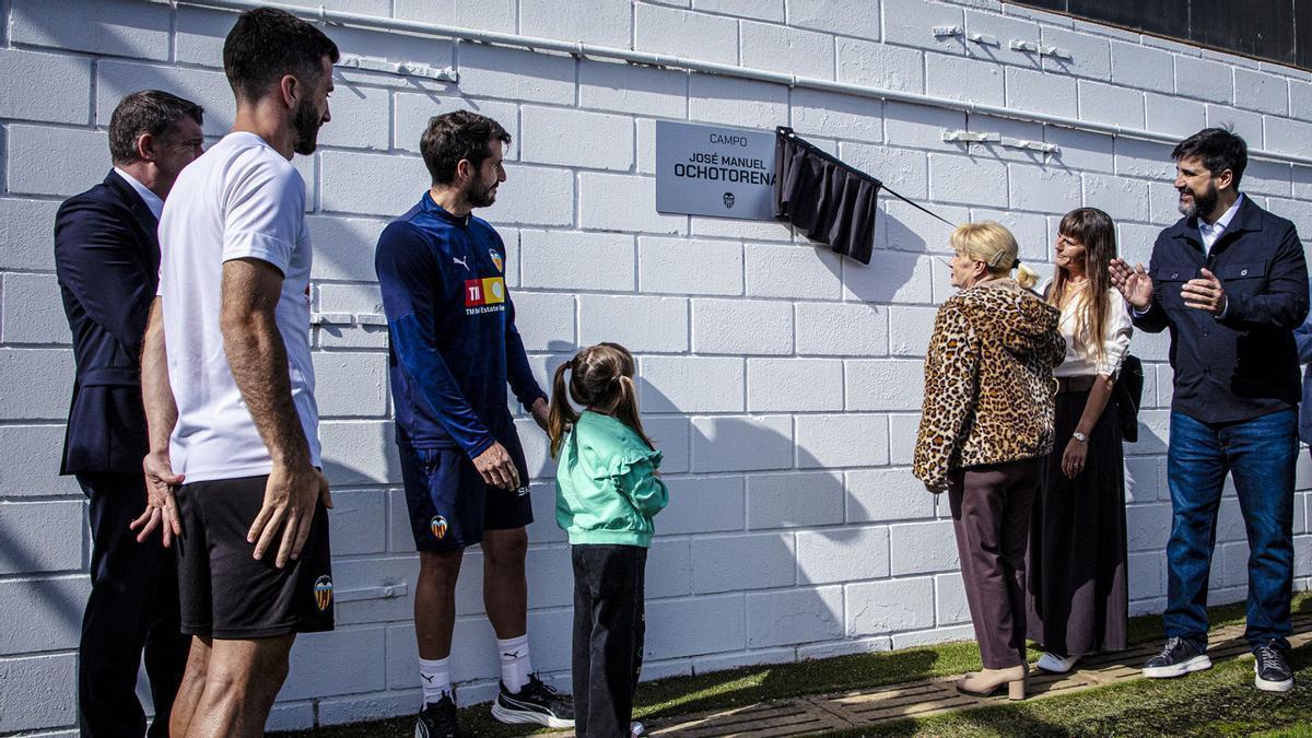 Así ha sido el acto de homenaje del Valencia a la leyenda José Manuel Ochotorena