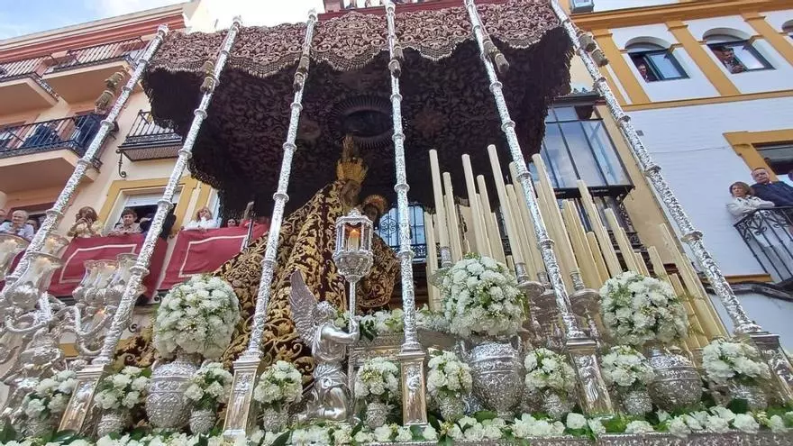 Vídeo | Así ha sido la salida de la Virgen de la Amargura desde San Juan de la Palma