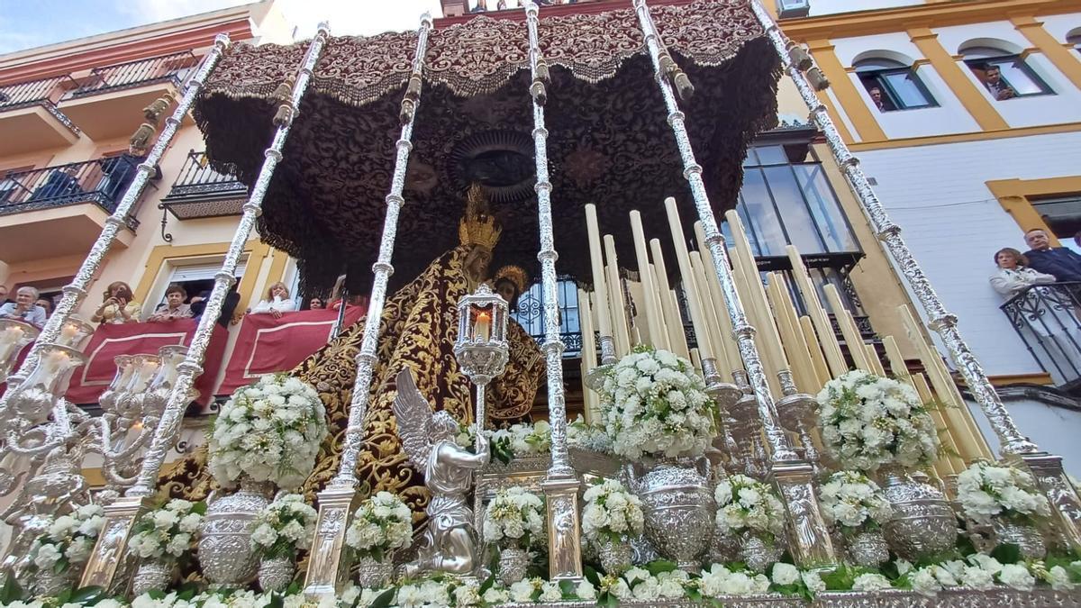Vídeo | Así ha sido la salida de la Virgen de la Amargura desde San Juan de la Palma