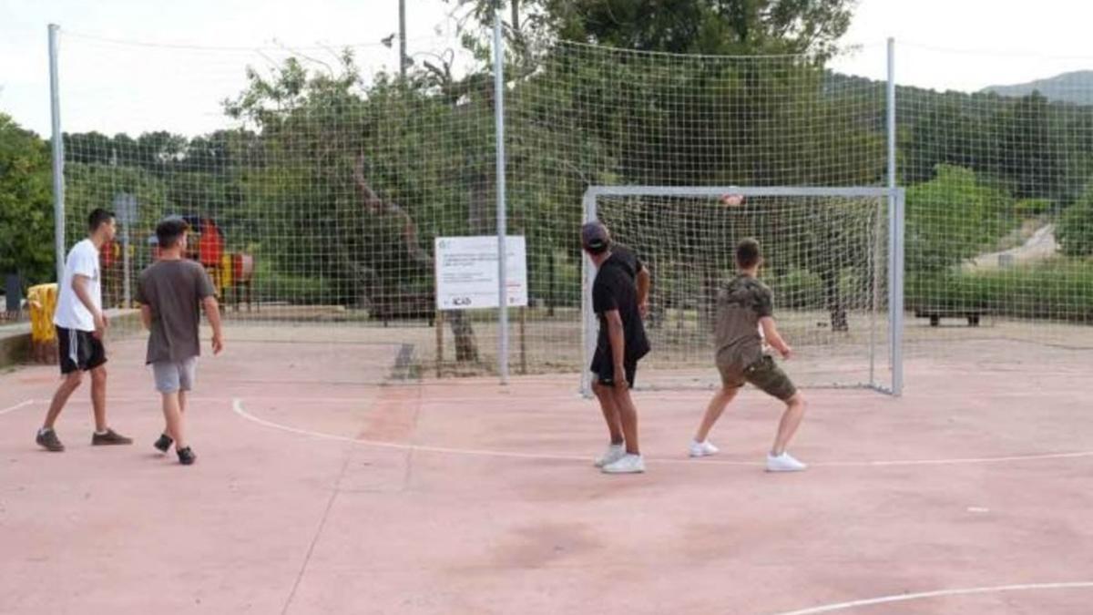 Jóvenes en las instalaciones deportivas del parque del Mil·lenni de Gavà
