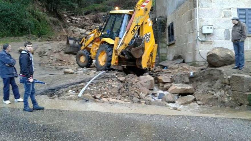 La N-555 mantiene un carril cortado para retirar los restos de la avalancha en Redondela