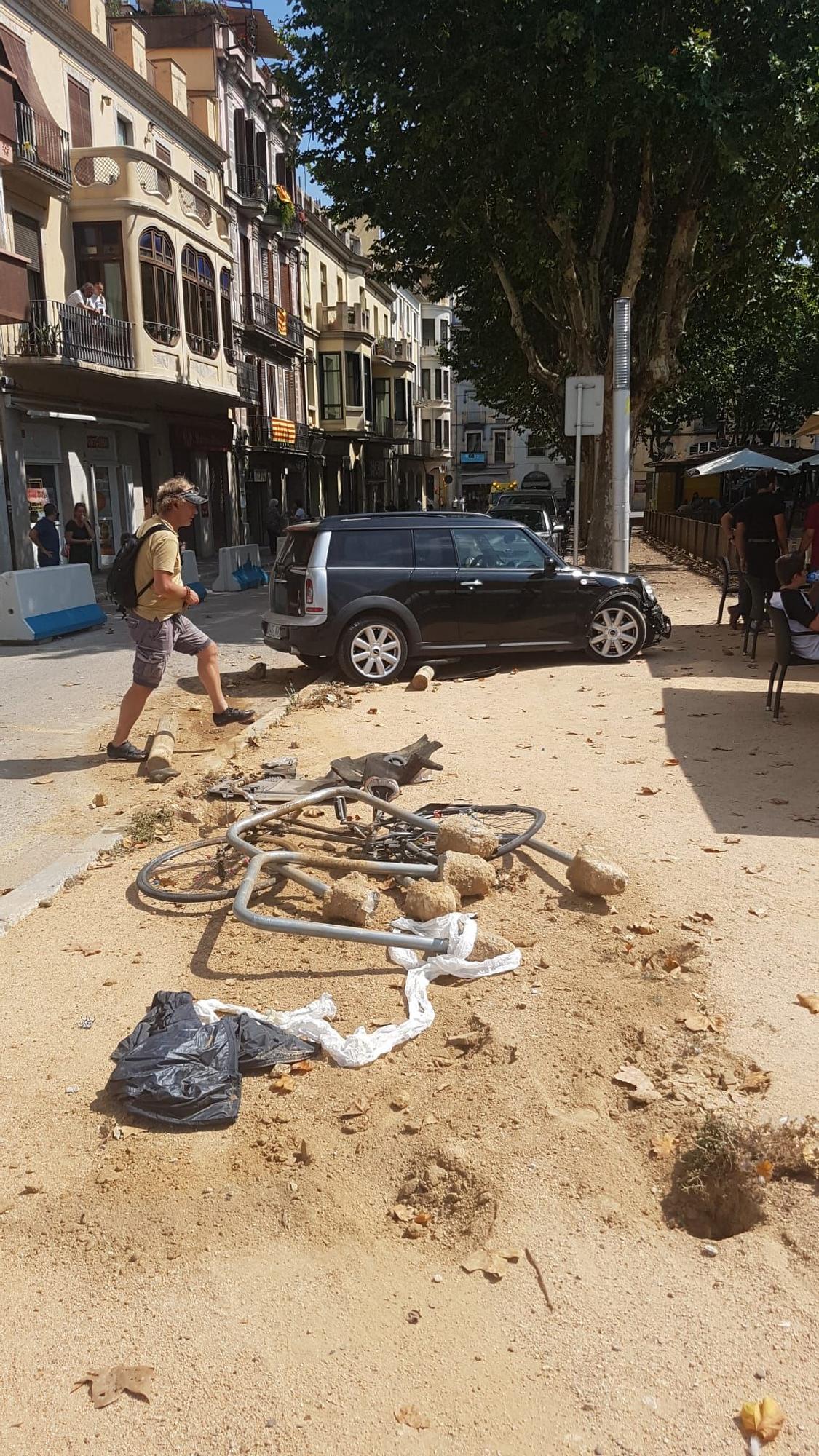 Un cotxe irromp en contra direcció a la plaça Poeta Marquina de Girona i deixa dos ferits