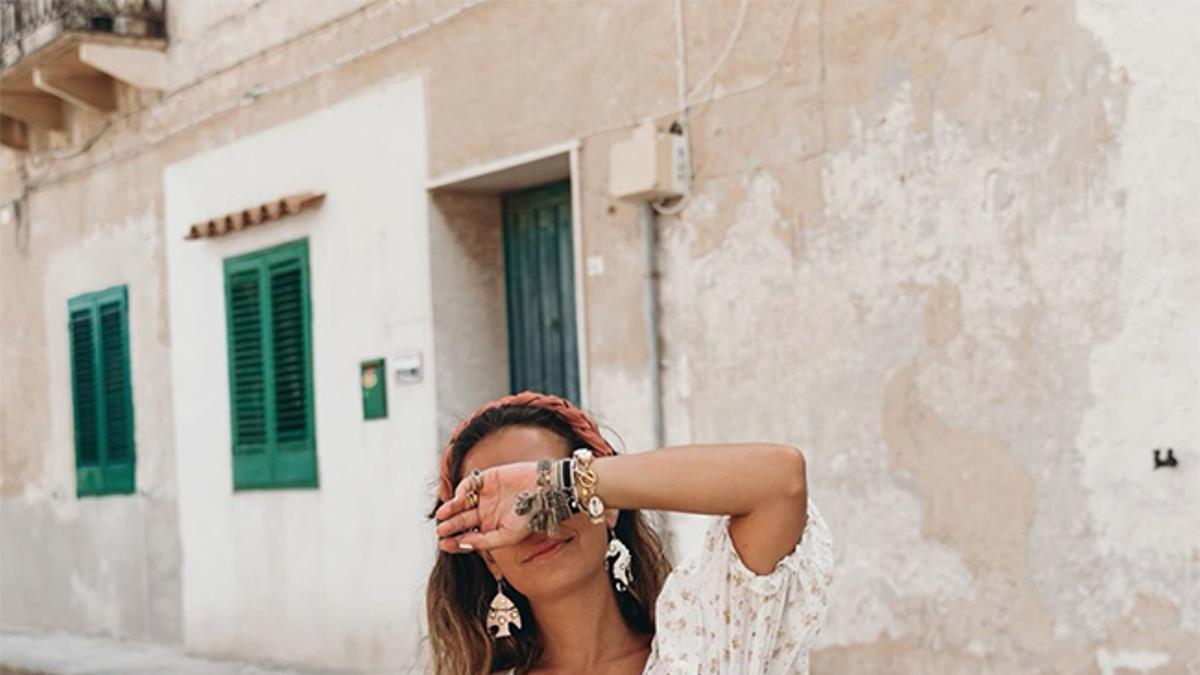 La influencer Sara Escudero con vestido de flores