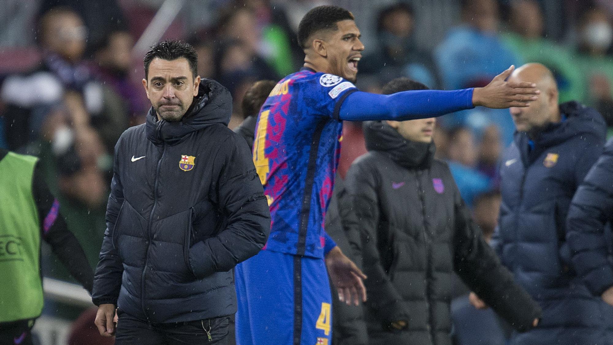 Xavi resignado en la parte final del partido